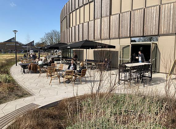 Terras weer open!